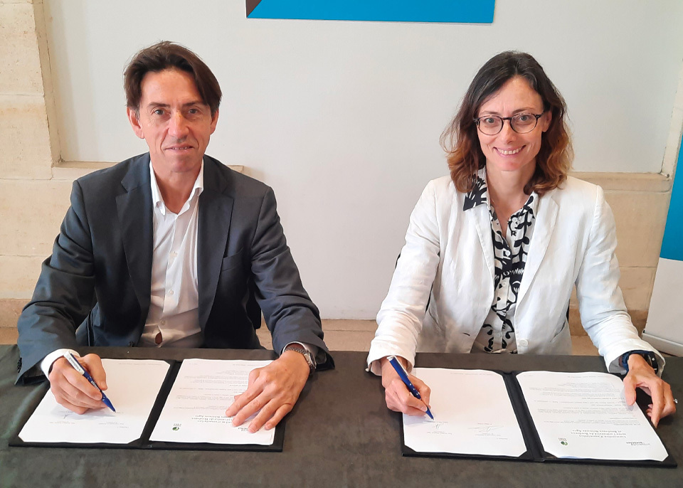 Photo_signature_convention_UB_BSA_DeanLewis_SabineBrun_copyright_universitedeBordeaux